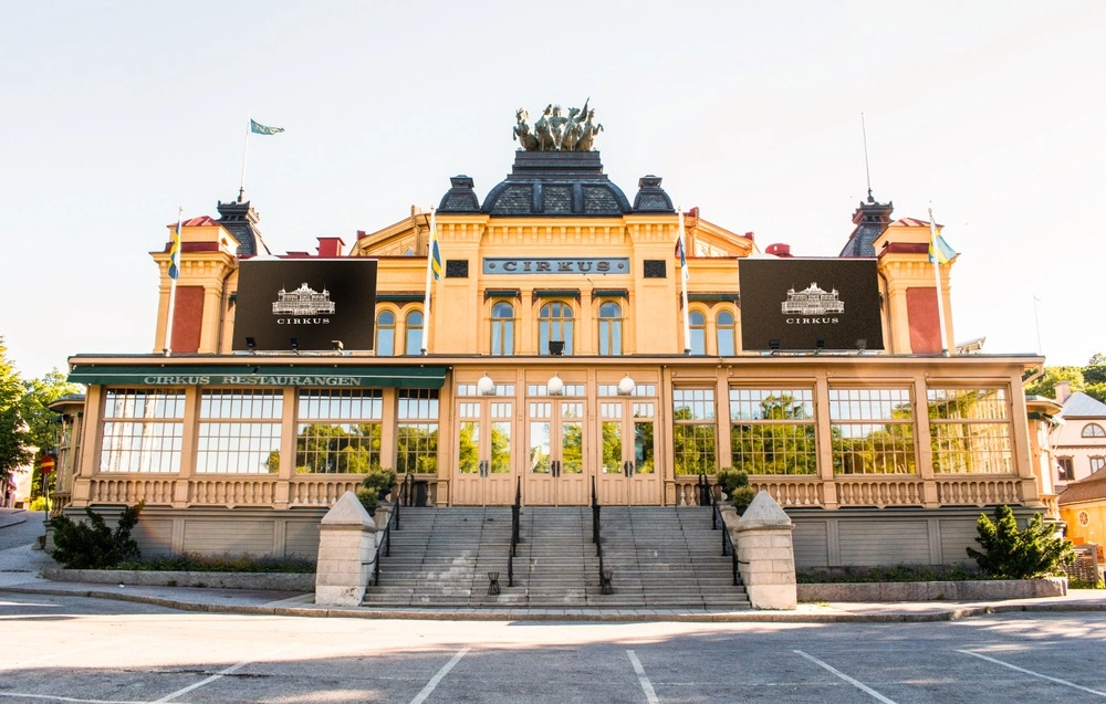 Cirkus Arena på Djurgården i Stockholm sedd från parkeringen